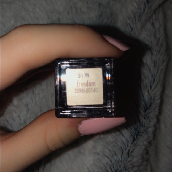 stila shimmer and glow liquid eyeshadow - Picture 2 of 3